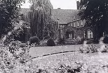 18752 Klooster Mariënhage, Augustijnendreef 15. Tuin met ruïne van het oude klooster, 1978