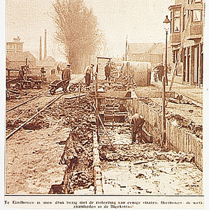 19123 Wegwekzaamheden aan de Bleekstraat, aanleg van de riolering, 1928
