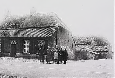 19239 Jan de Koning met familie voor zijn boerderij gelegen aan de kruising van de Boschdijk en de 'Rijnstraat', 1938 - 1942