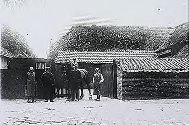 19245 Jan de Koning met familie voor de boerderij gelegen op de kruising van de Boschdijk en de 'Rijnstraat', 1938 - 1942