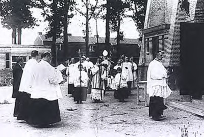 19500 Boschdijk 342, gebeurtenissen. St.Pauluskerk, inzegening door mgr.Diepen, bisschop Den Bosch. (met mijter), 1931