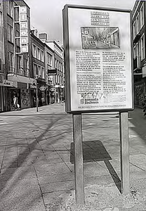 19949 Informatiebord op de Demer met informatie betreffende de herinrichting van de binnenstad, 03-1992