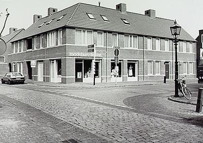 20008 Algemeen overzicht op Begijnhof vanaf Gasthuisstraat, kruising Oude Grindweg, met Modehuis de Laat op de hoek, ...