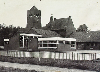 20014 Sint Jozefschool (achterzijde, met nieuwe aanbouw), met op de achtergrond de H. Bernadettekerk , 1970