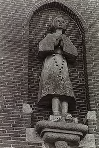 20015 Beeld van H. Bernadette boven hoofdingang van de H. Bernadettekerk in Spoordonk, 1986
