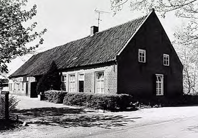 20042 Gerestaureerde langgevelboerderij aan de Boterwijksestraat, huisnr. 14, 28-04-1987