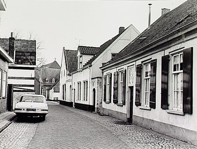 20047 Doorkijk van de Dekanijstraat, richting Gasthuisstraat, vanaf kruising met Van Baerlandstraat. Rechts Huize St. ...
