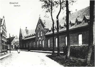 20081 Voorzijde van het Sint Jorisgasthuis, met links van het Gasthuis: de Beyerd, 1912