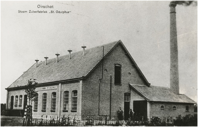 20087 Stoomzuivelfabriek 'Sint Odulphus' aan de Gasthuisstraat, in werking getreden op 15 febr. 1912. Op de voorgrond ...