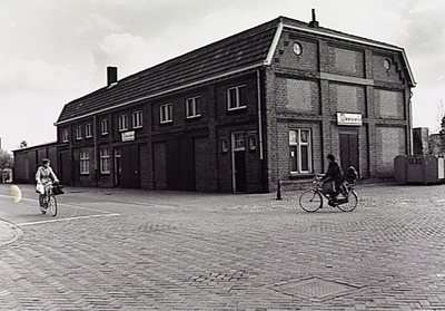20115 Voormalig pakhuis van de Boerenbond, hoek Gasthuisstraat-Oude Grintweg, in gebruik als opslag van meubelfabriek ...