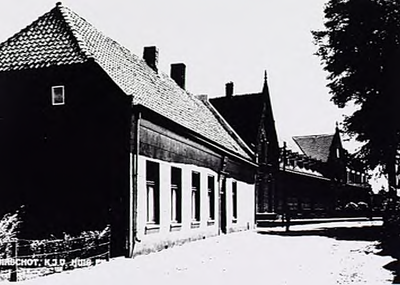 20120 De Beyerd en het Sint Joris Gasthuis aan de Gasthuisstraat. In de Beyerd was gevestigd het K.J.V. huis, 1950