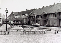 20132 Aanleunwoningen en huize St. Joris aan de Gasthuisstraat, gezien vanaf de Rijkesluisstraat. Centraal de 'Grote ...