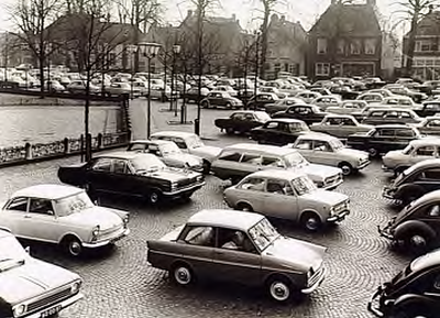 20242 Algemeen overzicht van de Markt, gebruikt als parkeerplaats, gezien vanaf het bordes van het raadhuis, 1965