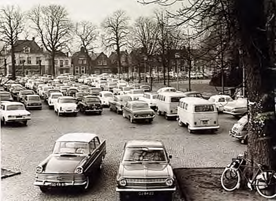 20243 Algemeen overzicht van de Markt, in gebruik als parkeerplaats, gezien vanaf rest. De Beurs, 1965