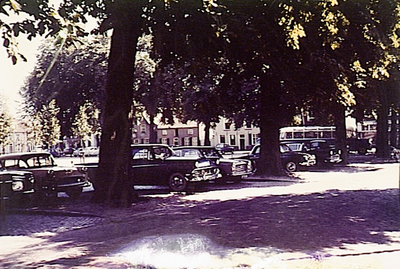 20245 Geparkeerde auto's aan de westzijde van de Markt, 1960
