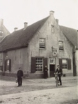 20265 Huis De Lakenhal aan de zuidzijde van de Markt, waarin kruidenierswinkel van W.J. Mercx, 1940