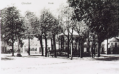 20294 Overzicht van de kiosk en één van de dorpspompen op de Markt, gezien in de richting van de Koestraat, 1910