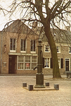 20311 Waterpomp in 1975 op de Markt geplaatst, met op de achtergrond de Asterdam-Rotterdam Bank, 17-12-1975