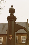 20312 Bovenste gedeelte van de waterpomp, in 1975 geplaatst op de Markt, met het wapen van de gemeente Oirschot, 17-12-1975