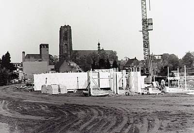20356 Woningen in centrumplan De Moriaen in aanbouw. Op de achtergrond de St. Petruskerk. Over dit onderwerp zijn ...