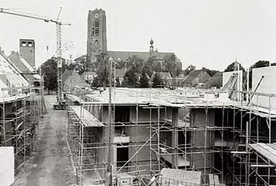 20361 Woningen in het centrumplan De Moriaen in aanbouw. Op de achtergrond de St.Petruskerk en links het LEBRO-gebouw. ...