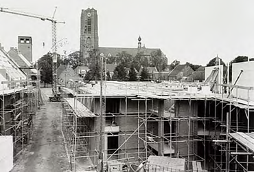 20361 Woningen in het centrumplan De Moriaen in aanbouw. Op de achtergrond de St.Petruskerk en links het LEBRO-gebouw. ...