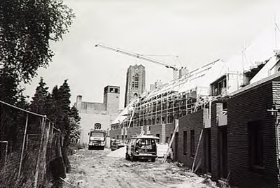 20372 Woningen in centrumplan De Moriaen in aanbouw. Over dit onderwerp zijn meerdere foto's in te zien bij het RHCe, 1988