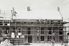 20376 Woningen in centrumplan De Moriaen in aanbouw. Over dit onderwerp zijn meerdere foto's in te zien bij het RHCe, 1988