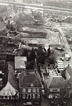20389 Overzicht vanaf de toren van de St.Petruskerk van het bouwterrein van centrumplan De Moriaen. Op de voorgrond ...