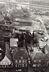 20389 Overzicht vanaf de toren van de St.Petruskerk van het bouwterrein van centrumplan De Moriaen. Op de voorgrond ...