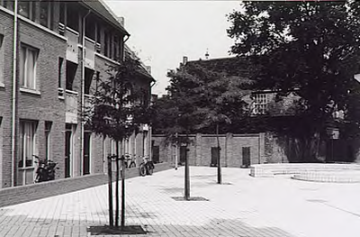 20402 Binnenplein in nieuwbouwwijk De Moriaen. Over dit onderwerp zijn meerdere foto's in te zien bij het RHCe, 1989