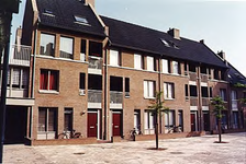 20413 Overzicht van het binnenplein in nieuwbouwwijk De Moriaen. Over dit onderwerp zijn meerdere foto's in te zien bij ...