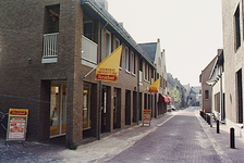 20414 Winkels in nieuwbouwwijk De Moriaen, gezien vanaf de Koestraat. Over dit onderwerp zijn meerdere foto's in te ...
