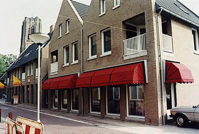 20417 Winkels in van nieuwbouwwijk De Moriaen, gezien richting Markt. Over dit onderwerp zijn meerdere foto's in te ...