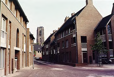20420 Algemeen overzicht van nieuwbouwwijk De Moriaen, gezien richting Markt, met op de achtergrond de toren van de St. ...
