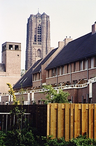 20421 Achterzijde van woningen in nieuwbouwwijk De Moriaen, met op de achtergrond het LEBRO-gebouw (links) en de toren ...