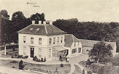 20428 Achterzijde van de R. K. pastorie met serre en tuin in de Nieuwstraat van bovenaf gezien, 1910