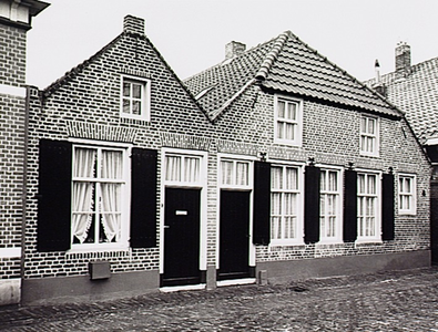 20441 Panden aan de westzijde van de Nieuwstraat. Het pand rechts is genaamd De Zon, 1980
