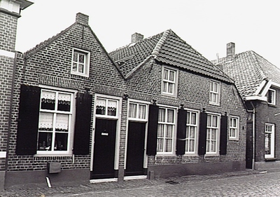 20442 Panden aan de westzijde van de Nieuwstraat. Het pand rechts is genaamd De Zon, 28-03-1983
