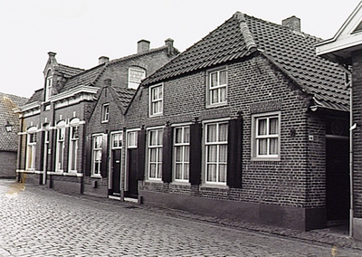 20443 Panden aan de westzijde van de Nieuwstraat. Het pand rechts is genaamd De Zon, 28-03-1983