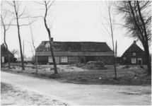 20464 Driehoekig pleintje, genaamd Notels Brinkske, met v.l.n.r. de boerderij van fam. Linnemans, cafe St.Joris en de ...