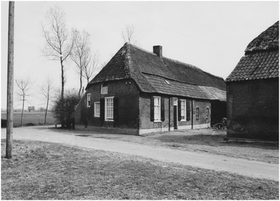 20468 Langgevelboerderij, bewoond door de fam. Linnemans, gelegen aan de Notel. De kopzijde ligt aan het weggedeelte ...