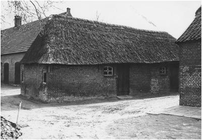 20473 Schuur met rieten dak, behorende bij de boerderij van de fam. Van Cuijck aan de Notel, huisnr. 7, 1968