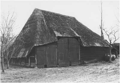 20475 Schuur met rieten dak aan de Notel, behorende bij huisnr. 26. De schuur is gesloopt in 1970, 1968