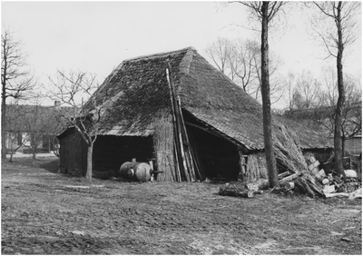 20476 Schuur met rieten dak behorend bij de boerderij aan de Notel met huisnr. 26. De schuur is afgebroken in 1970, 1968