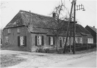 20477 Langgevelboerderij aan de Notel, bewoond doo de fam. Roefs, 1968