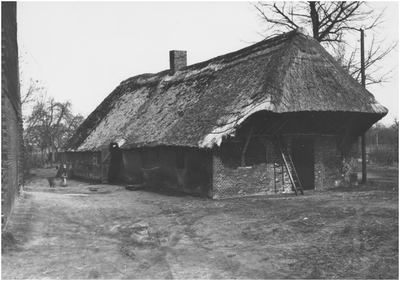20479 Langgevelboerderij aan de Notel, met op de kop overhangend dak. Eigenaar is Van Brunschot, huurder Van Tiel, 1968