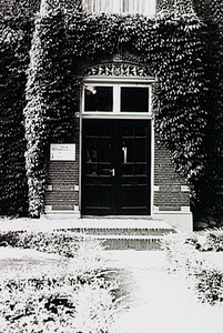21398 Hoofdingang van het streekarchief Regio Eindhoven Kempenland in het voormalig kantongerecht, 08-08-1991
