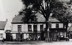 21407 Hotel en bierbottelarij De Zwaan aan de Markt, met overdekt terras, ca. 1930