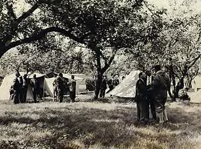 21422 Officiele opening van camping De Bocht aan de Oude Grintweg: genodigden op het campingterrein, z.j.